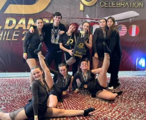Entrega de premios para coreografías duales de danza contemporánea en Academia FioDanza de La Florida, Santiago.