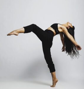Fiorella Villegas interpretando una obra de danza contemporánea en el escenario.