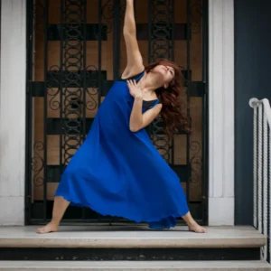 Fiorella Villegas interpretando una obra de danza contemporánea en el escenario.