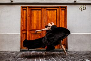 Fiorella Villegas interpretando una obra de danza contemporánea en el escenario.
