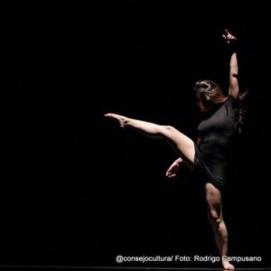 Fiorella Villegas interpretando una obra de danza contemporánea en el escenario.