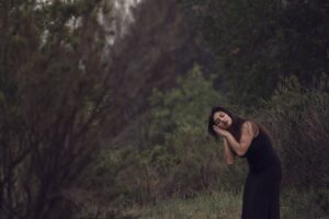 Fiorella Villegas interpretando una obra de danza contemporánea en el escenario.