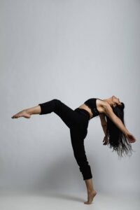 Fiorella Villegas interpretando una obra de danza contemporánea en el escenario.